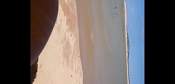  Casal no oral em praia deserta